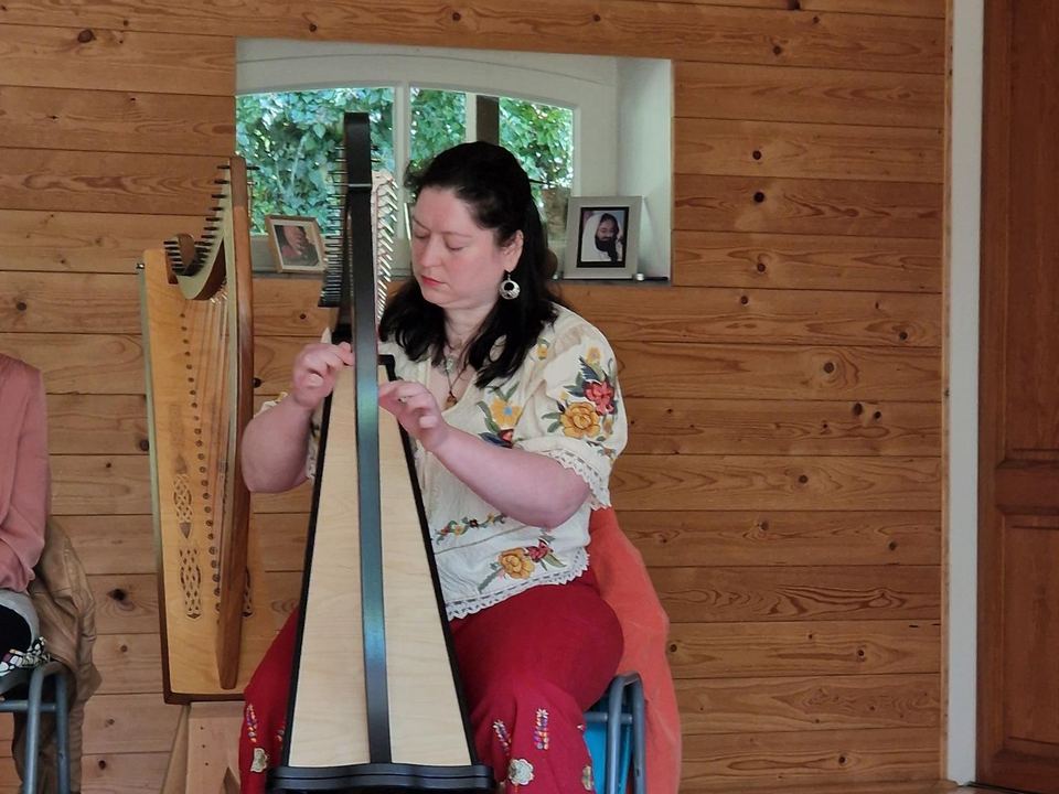Maria Trotter with her harp