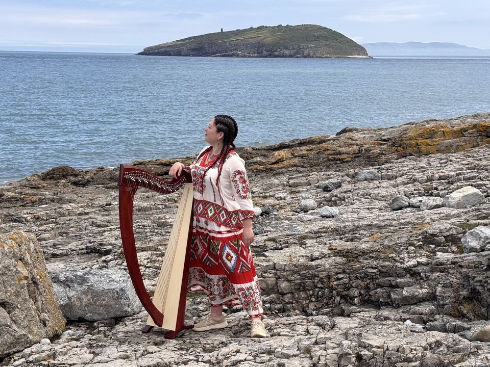 Maria Trotter with her harp